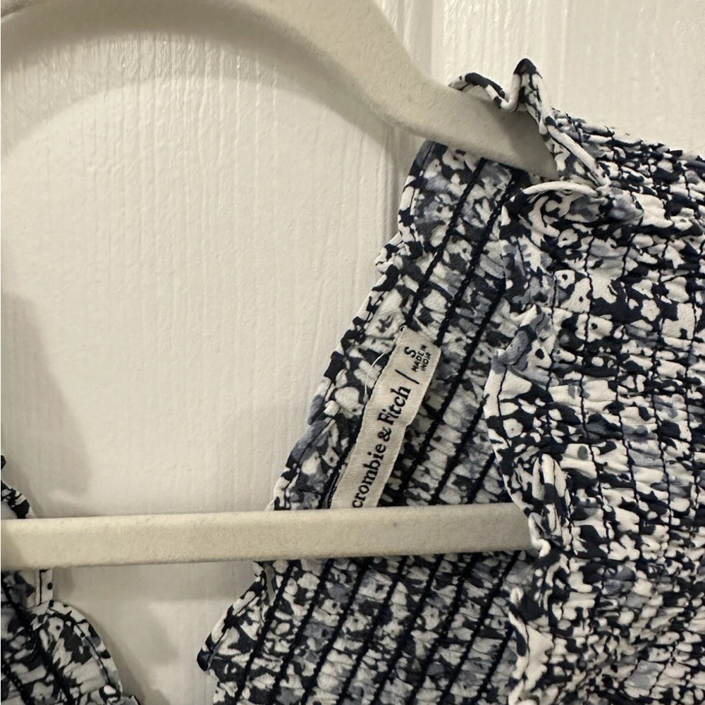 Abercrombie Cinched and Smocked Floral Top Sz S - Picture 4 of 5